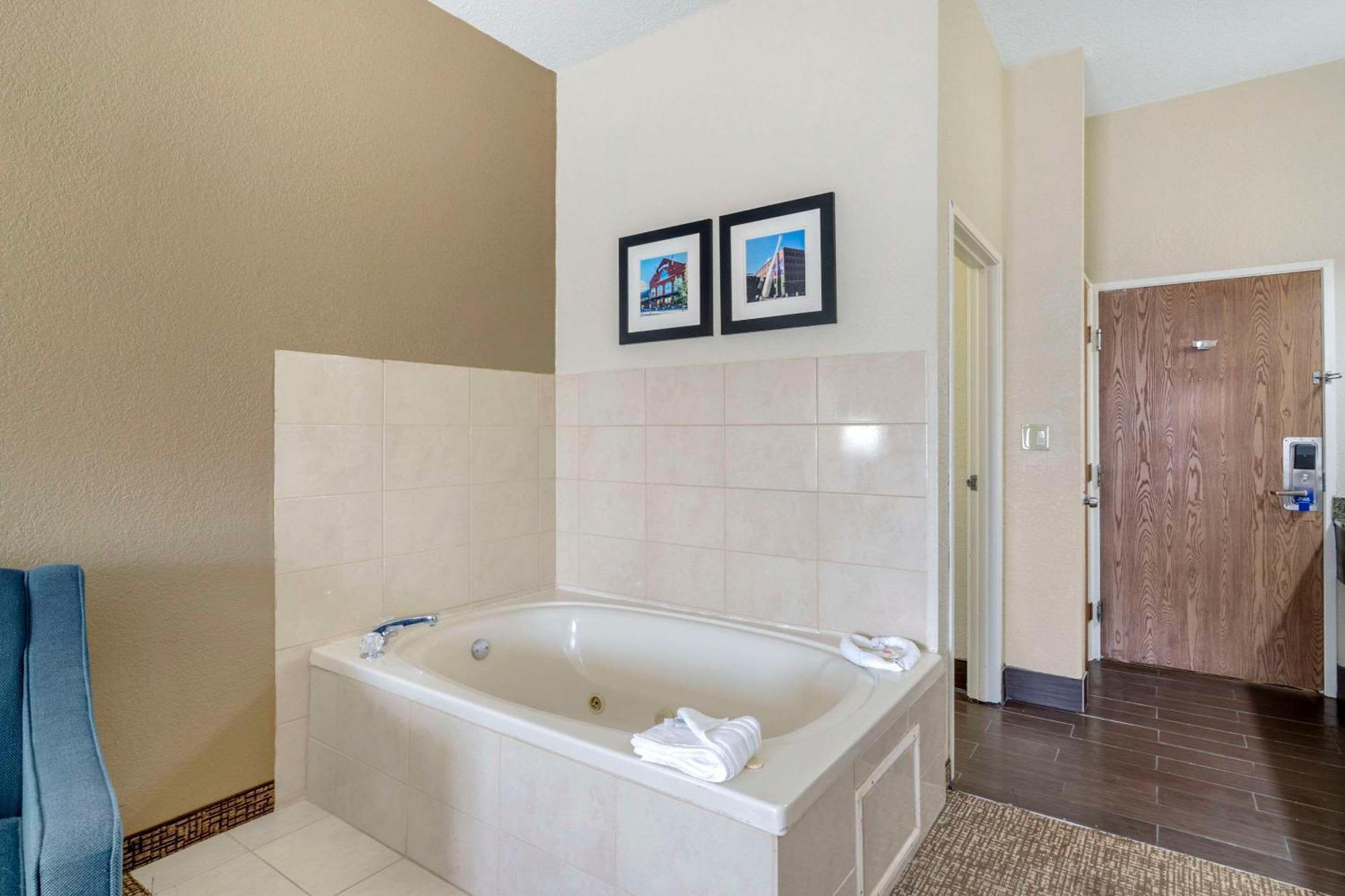 Hotel Comfort &